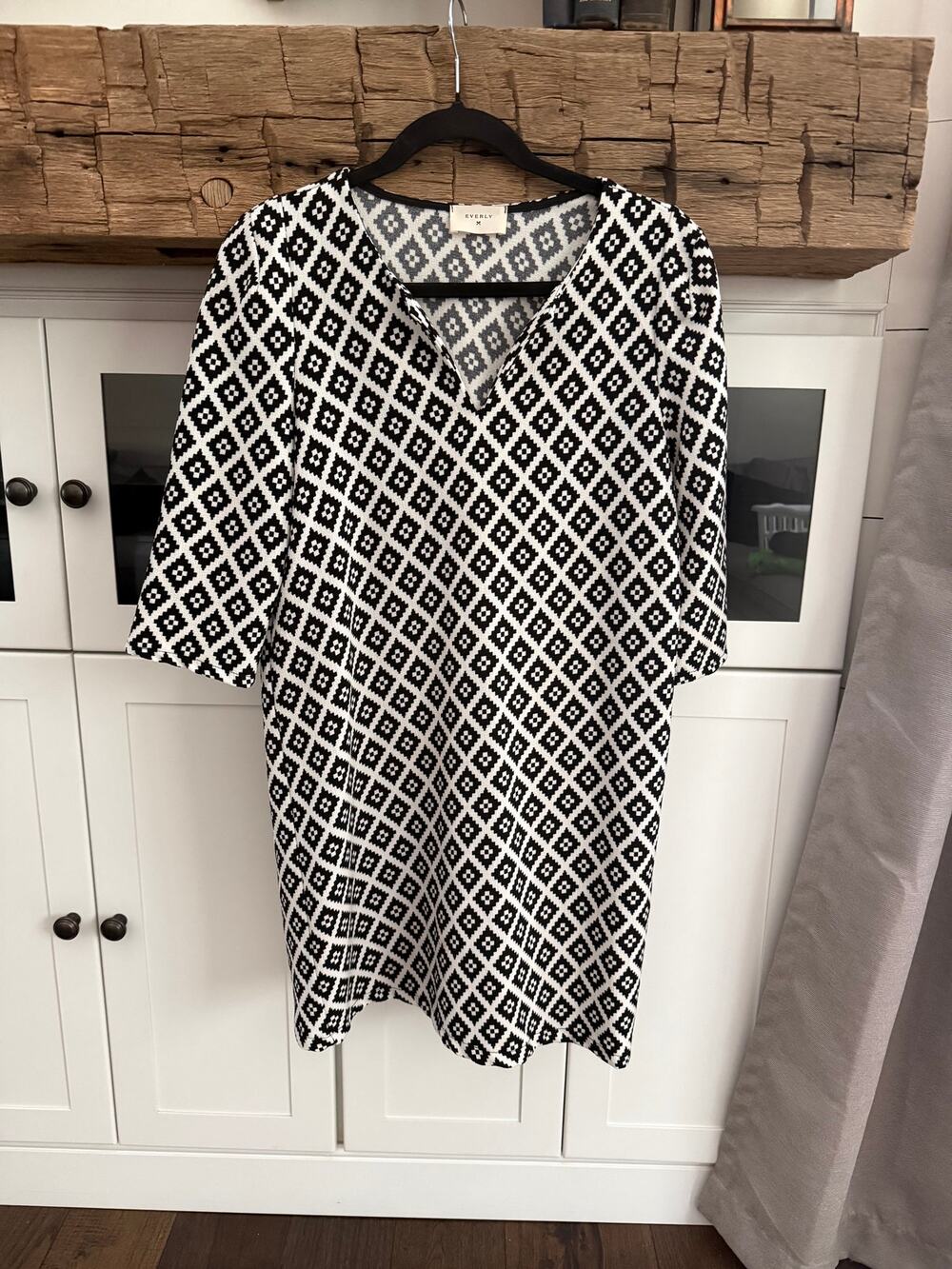 Everly Black White Geometric Shift Dress Sz M Scalloped Hem 3/4 Sleeve